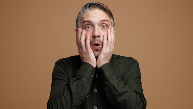 šokovaný starší muž překvapený facepalm