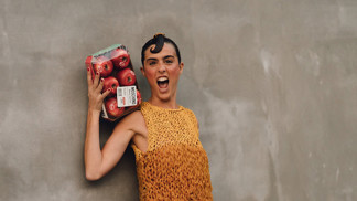 Beauty streetstyle: V Miláně bodují baby curls i výrazné doplňky