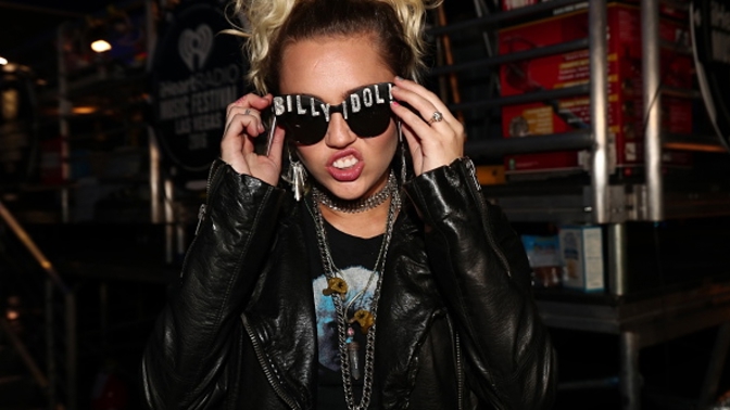Miley Cyrus ve sváru s Dolce & Gabbana