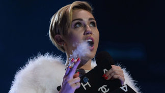  

Miley Cyrus si na vystoupení kidně jointa zapálí
