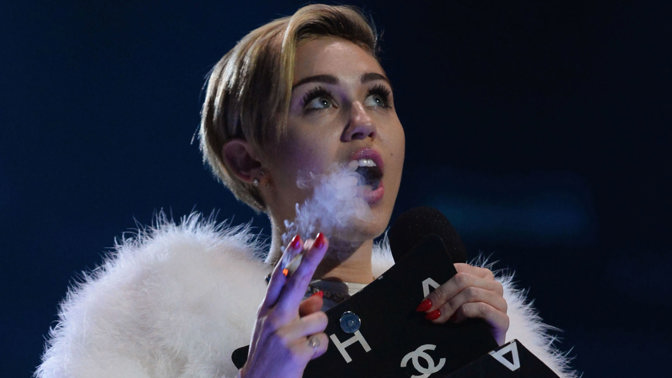  

Miley Cyrus si na vystoupení kidně jointa zapálí
