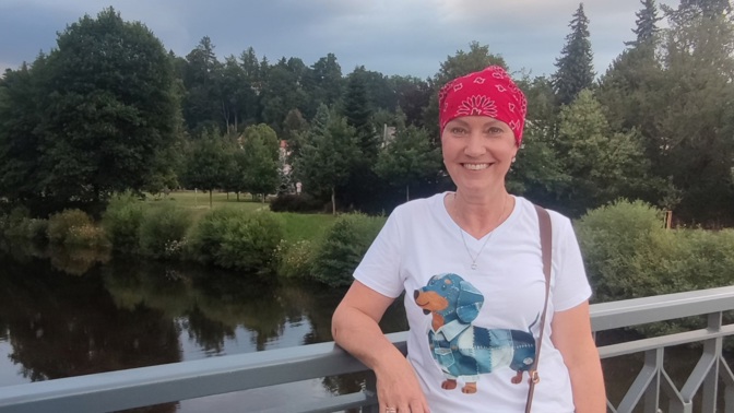 Čtyřiapadesátiletá Míša prochází léčbu rakoviny prsu a dává ženám odvahu s nemocí bojovat