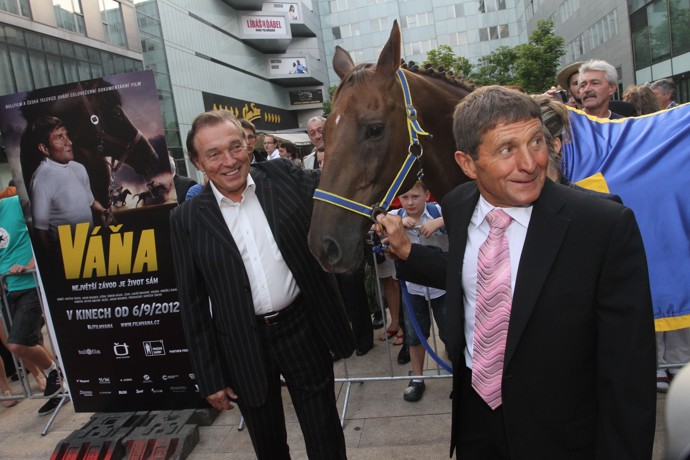 A premiéru si tehdy nenechal ujít ani Karel Gott. 