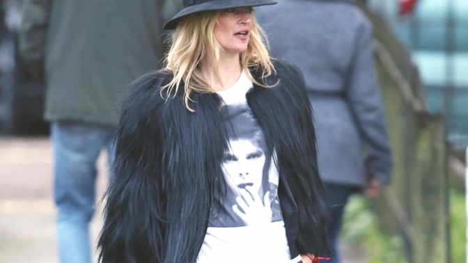 Modelka Kate Moss beze slov uctila Bowieho
