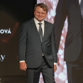 Vilémovi to v dobře padnoucím obleku sekne