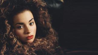 MUSÍTE SLYŠET: ELLA EYRE