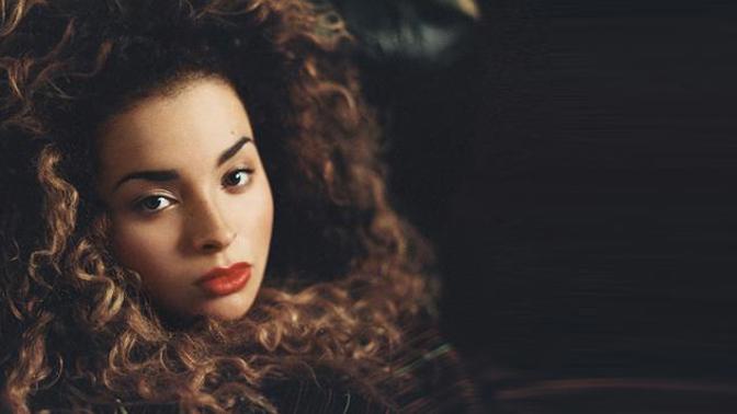 MUSÍTE SLYŠET: ELLA EYRE