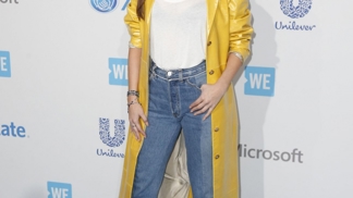 Must-have: Žlutý kabát jako Selena Gomez