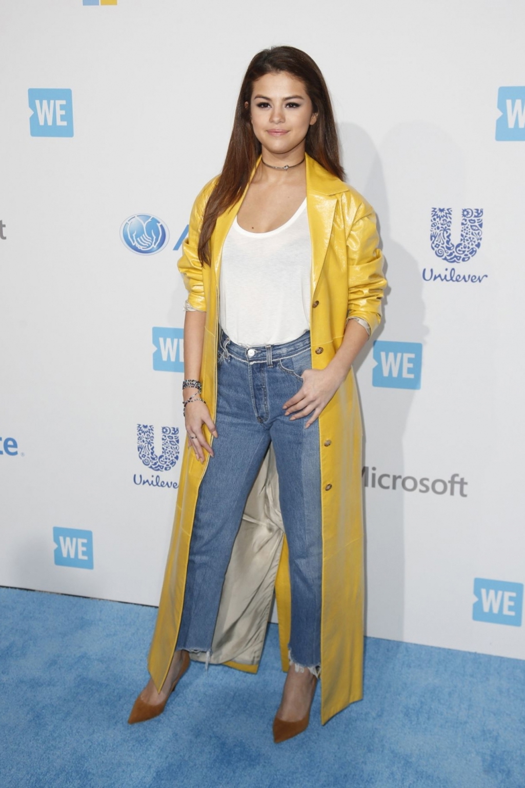 Must-have: Žlutý kabát jako Selena Gomez Must-have: Žlutý kabát jako Selena Gomez