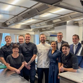 Jan Knedla se svým týmem v kuchyni restaurace Papilio, která získala dvě michelinské hvězdy.