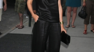 Navrženo Katie Holmes