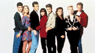 Beverly Hills 90210
Brenda, Dylan, Brandon, Donna, Steve, Kelly – parta, která ovládla televizní obrazovky, i naše srdce.
Zajímavost: Shannen Doherty (Brenda) pózovala nahá pro Playboy a šokovala různými výtržnostmi, proto dostala na konci čtvrté série padáka.
Beverly Hills 90210
Brenda, Dylan, Brandon, Donna, Steve, Kelly – parta, která ovládla televizní obrazovky, i naše srdce.
Zajímavost: Shannen Doherty (Brenda) pózovala nahá pro Playboy a šokovala různými výtržnostmi, proto dostala na konci čtvrté série padáka.