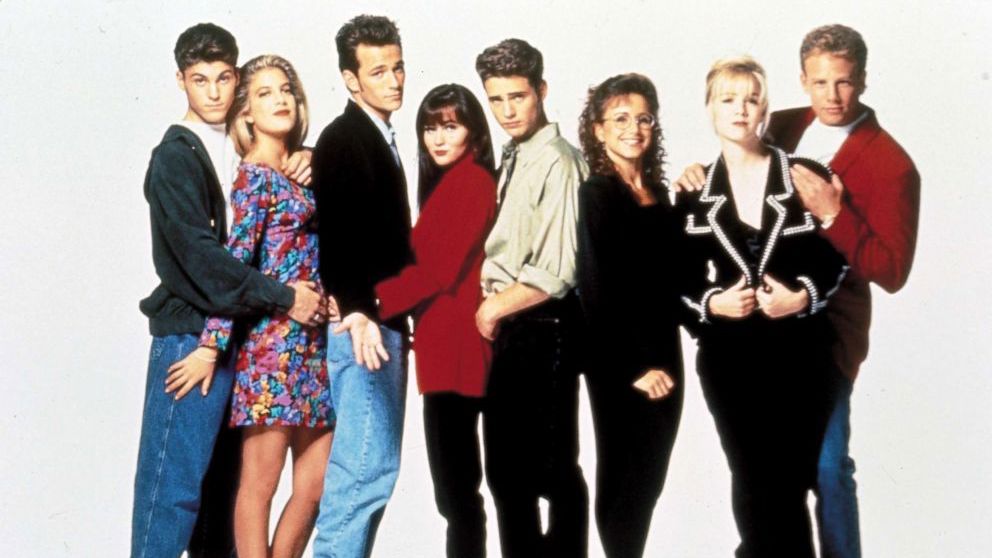 Beverly Hills 90210

Brenda, Dylan, Brandon, Donna, Steve, Kelly – parta, která ovládla televizní obrazovky, i naše srdce.

Zajímavost: Shannen Doherty (Brenda) pózovala nahá pro Playboy a šokovala různými výtržnostmi, proto dostala na konci čtvrté série padáka.

