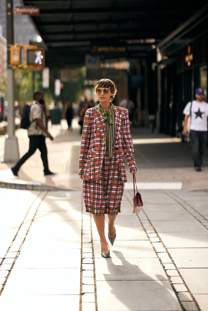 Spoustu návštěvnic fashion weeku sáhlo po černobílé minimalistické kombinaci, ale objevily se i pestrobarevné outfity jako tento