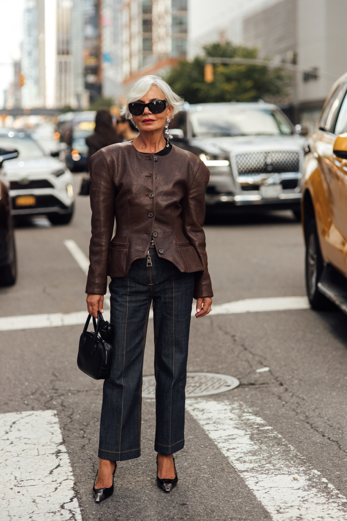 Na stylové outfity Grece Ghanem se těšíme na každém fashion weeku, v New Yorku tentokrát oblékla hnědé kožené sako a tmavě modré džíny