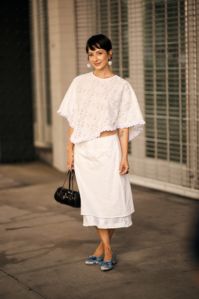 Bílý outfit a světle modré lodičky – vidíme správně inspiraci u Carrie Bradshaw?