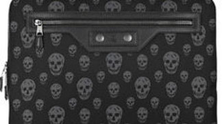 Oblečte laptop do Alexandera McQueena