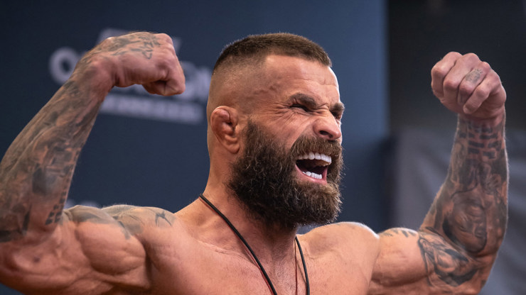 MMA zápasník Karlos Vémola je ve formě.