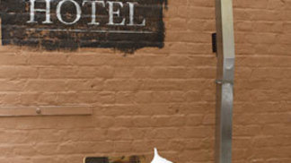 Oprýskaný Luxe Rough hotel