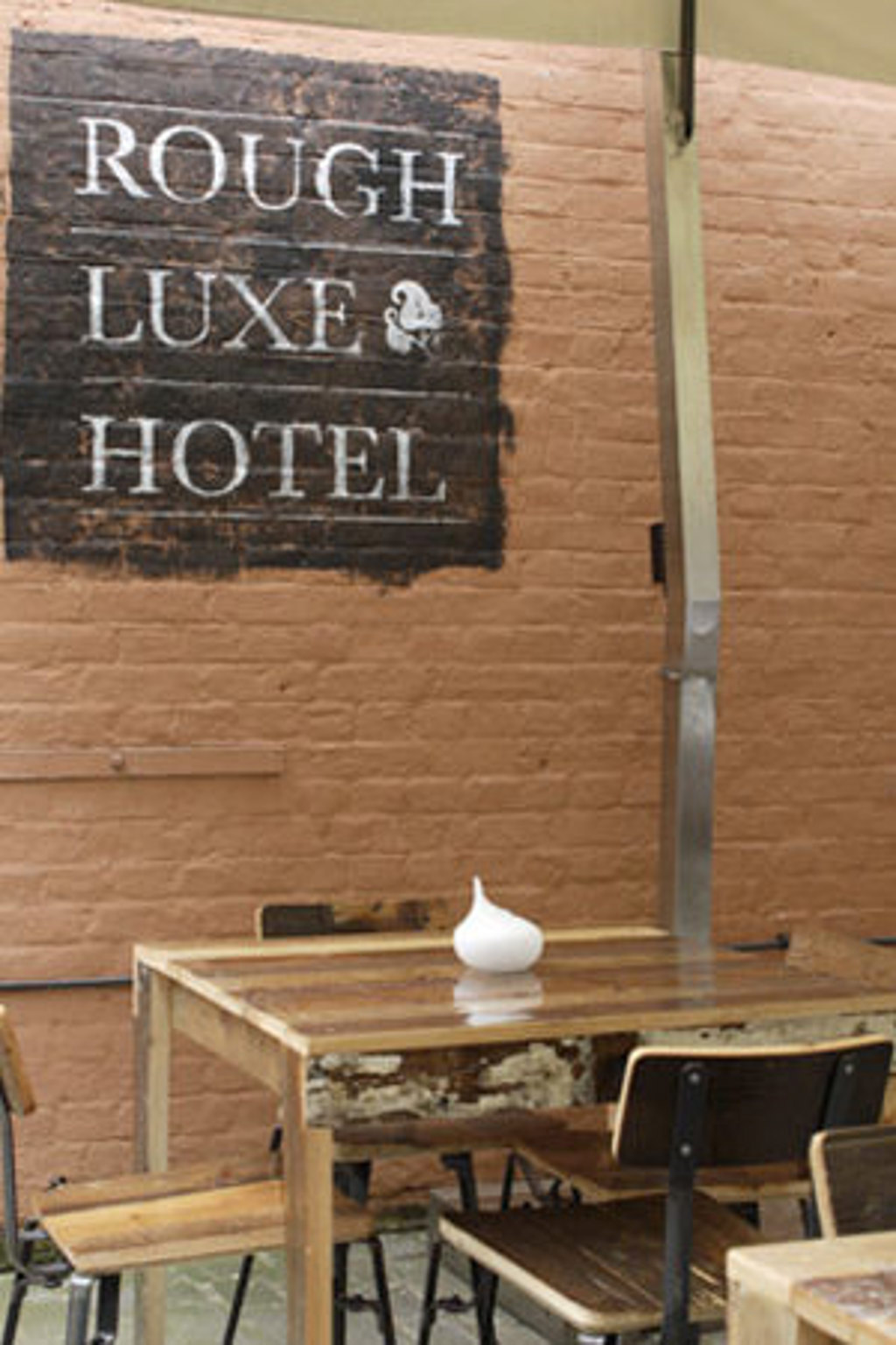 Oprýskaný Luxe Rough hotel