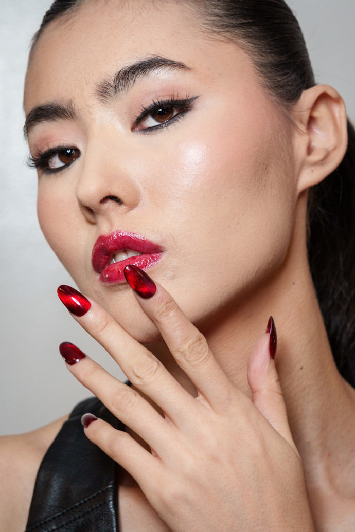 Pamella Roland: Modelky na přehlídce oslnily prodlouženými červenými nehty s cat eye efektem Pamella Roland: Modelky na přehlídce oslnily prodlouženými červenými nehty s cat eye efektem