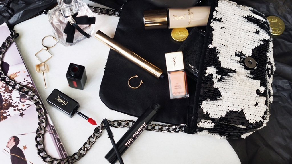 Party look během deseti minut. Co mít v kabelce? Party look během deseti minut. Co mít v kabelce?