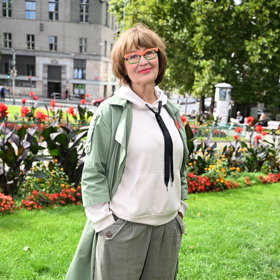 Petra Černocká se nám zalíbila v ležérním outfitu, kterému vévodí khaki trenčkot, béžová mikina a široké kalhoty.