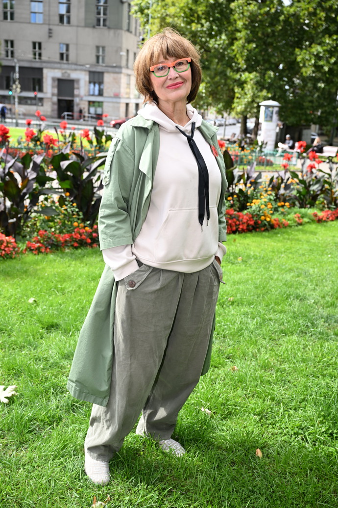 Černocká oblékla svůj oblíbený khaki trenčkot, pod který oblékla béžovou mikinu a pohodlné široké kalhoty. 