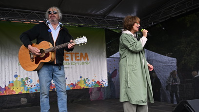FOTO: Petra Černocká na pódiu.