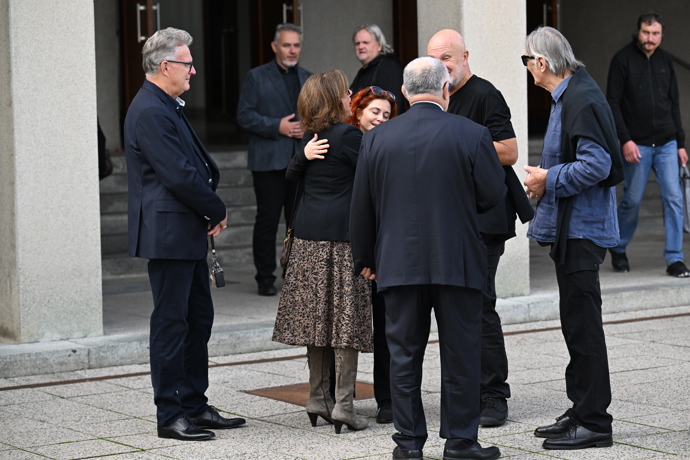 Marie Rottrová v objetí s Luciou Šoralovou.