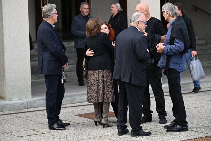 Marie Rottrová v objetí s Luciou Šoralovou.
