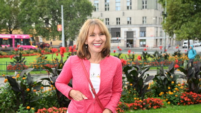 FOTO: Michaela Dolinová pomáhá dětem.