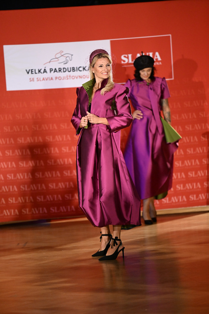 Kocurová byla ve fialové nádherná. 