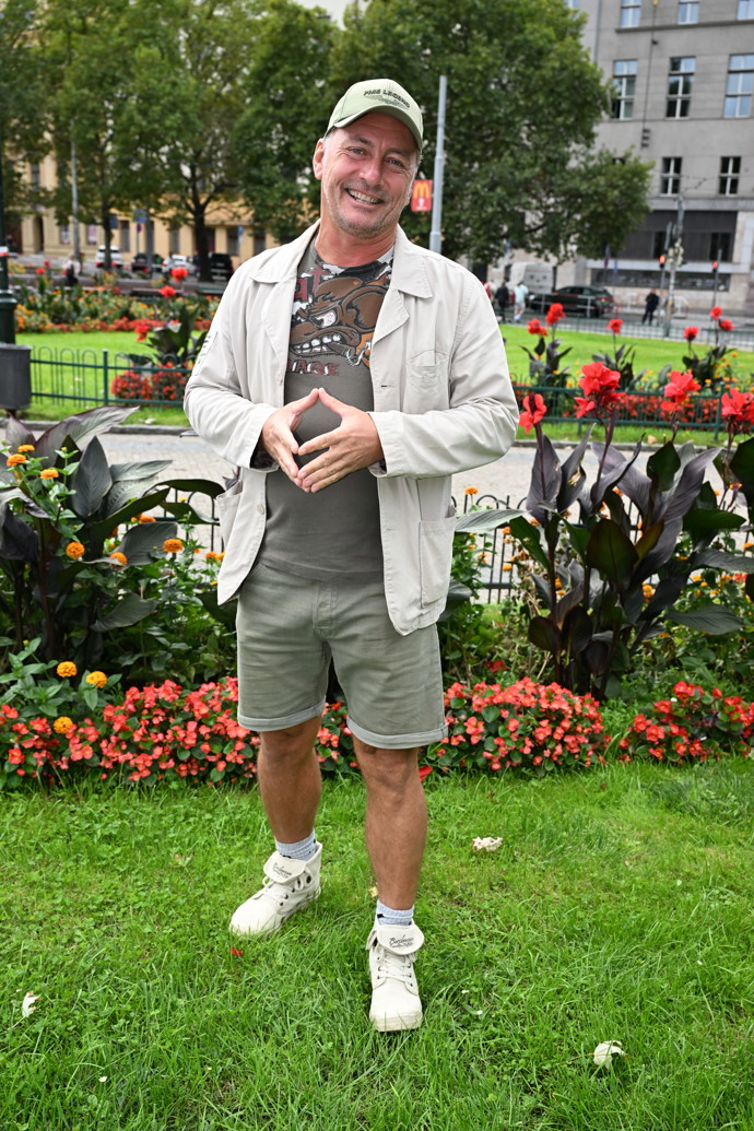 Petr Vondráček přišel v khaki tričku a šortkách, přidal béžovou přechodovou bundičku, tenisky a kšiltovku. 