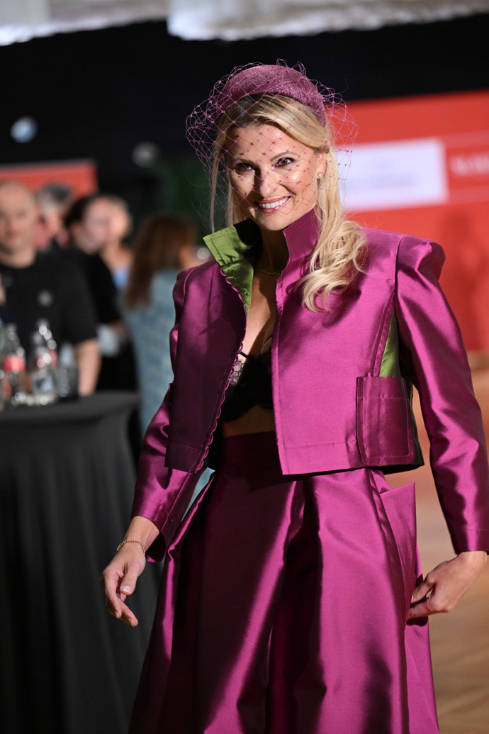 Krásná Kocurová v outfitu od Beaty Rajské. 