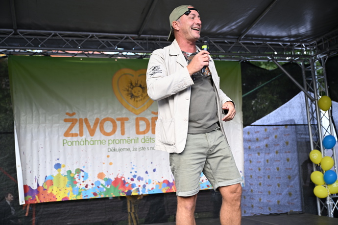 Petr Vondráček na pódiu. 