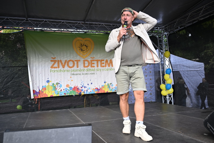 Petr Vondráček má trošku pupíček. 