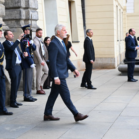 Prezident Petr Pavel šel přivítat jordánský královský pár. 