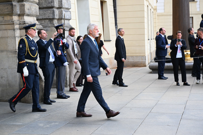 Prezident Petr Pavel šel přivítat jordánský královský pár. 