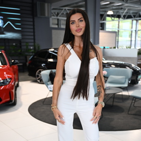 Lela Ceterová má nové auto. 