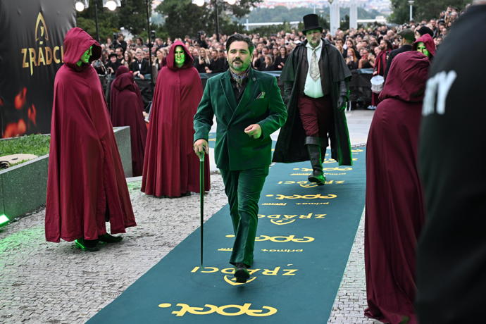 Vojta Kotek přichází do kongresového centra jako hradní pán.