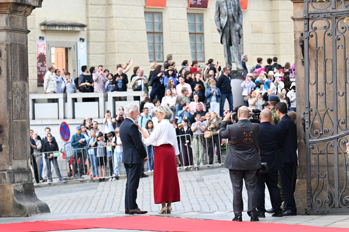 Eva Pavlová upravovala svému muži sako.