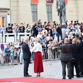 Eva Pavlová o svého manžela pečuje.