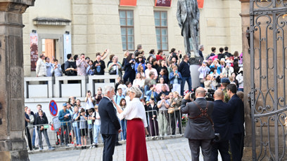 FOTO: Eva Pavlová o svého manžela pečuje.