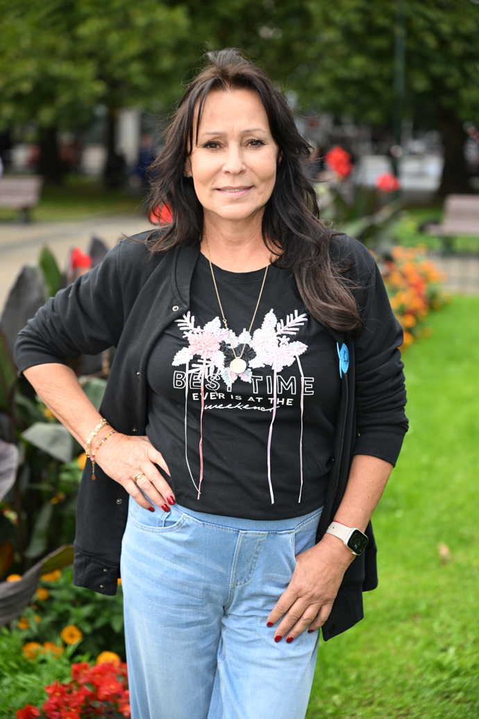 Heidi Janků tentokrát doma nechala minišaty a oblékla černé tričko s potiskem, svetřík a džíny. 