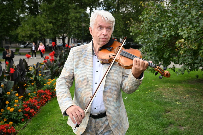 Houslista Jan Svěcený.