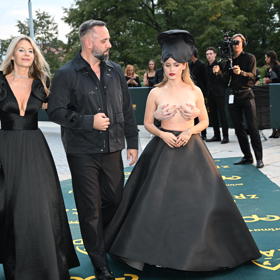 Karolinna dorazila na premiéru třetí řady Zrádců v nepřehlédnutelném modelu.