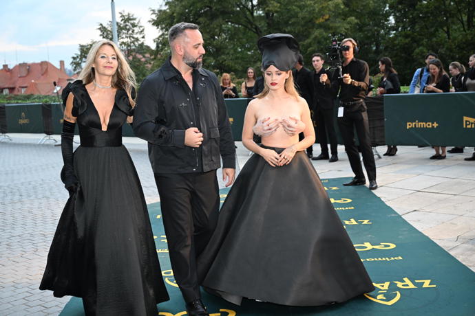 Karolinna dorazila na premiéru třetí řady Zrádců v nepřehlédnutelném modelu.