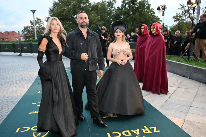 Anastázie Meindl po boku svých kolegů z reality show Zrádci. 