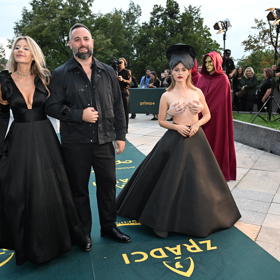 Zpěvačka a nová účastnice Zrádců se postarala o jeden z nejodvážnějších outfitů večera.